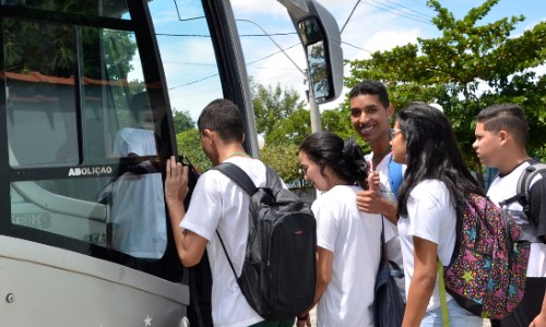 Estudantes ganham transporte climatizado em Porto Real